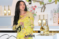 [포토] 화사 "샴페인 한 잔 하실까요?"