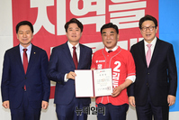 [포토] 공천장 받는 김두겸 국민의힘 울산시장 후보 