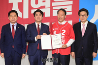 [포토] 공천장 받은 주기환 광주시장 후보