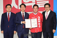 [포토] 공천장 받은 박완수 경남지사 후보