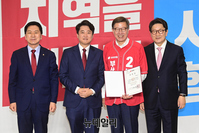 [포토] 공천장 받은 박형준 부산광역시장 후보