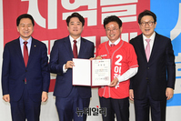 [포토] 공천장 받은 이철우 경북지사 후보