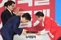 [포토] 공천장 받는 유정복 인천광역시장 후보