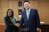 [포토] 주한인도대사와 악수하는 윤석열