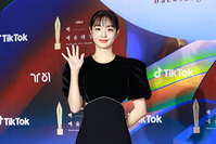 [포토] '백상예술대상' 김혜준, 우아한 손인사