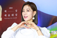 [포토] '백상예술대상' 송민교, 사랑스런 손인사