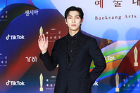 [포토] 배우 유인수 '백상예술대상'서 인사드려요