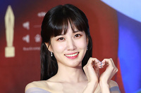 [포토] 박은빈, 우아한 드레스를 입고 손하트