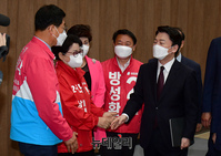 [포토] 지방선거 출마자들과 인사 나누는 안철수