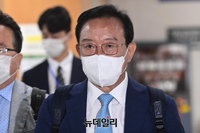 [포토] 법원 출석하는 송철호 울산시장