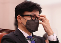 [포토] 발언 듣고 있는 한동훈 법무부 장관 후보자