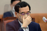 [포토] 얼굴 만지는 이창양 장관 후보자