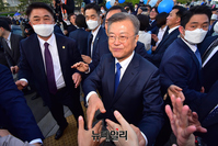 [포토] 지지자들과 인사하며 퇴근하는 문재인 대통령 내외