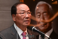 [포토] '이승만 대통령 심포지움' 환영인사하는 김남수