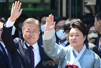 [포토] 양산 사저로 향하는 文 전 대통령 내외