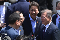 [포토] 양산사저로 가며 인사나누는 문재인