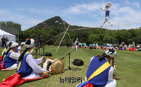 [포토] 74년 만에 개방된 청와대...줄타기연희단 공연