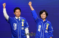 [포토] 손들어 인사하는 서재헌 대구시장 후보와 임미애 경북지사 후보