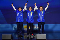 [포토] 손들어 인사하는 노영민·양승조·허태정 후보