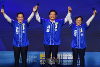 [포토] 손들어 인사하는 박남춘·송영길·김동연 후보