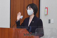 [포토] 선서하는 이영 중소벤처기업부장관 후보자