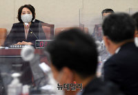 [포토] 답변하는 이영 중소벤처기업부장관 후보자