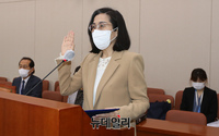 [포토] 선서하는 김현숙 여성가족부 장관 후보