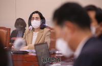 [포토] 답변하는 김현숙 여성가족부 장관 후보자