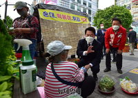 [포토] 퇴근길 야탑역에 등장한 안철수 "오늘 이사 왔습니다"