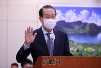 [포토] 선서하는 권영세 통일부 장관 후보자