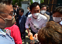 [포토] 개봉3구역 주민들과 인사나누는 오세훈 