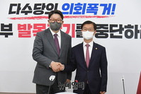 [포토] 인사 나누는 권성동 원내대표와 이정식 고용노동부 장관