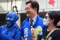 [포토] '개딸'들과 기념촬영하는 송영길 서울시장 후보