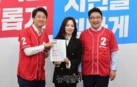[포토] 국민의힘 입당원서 들어 보이는 차유람 선수