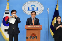 [포토] 태영호·김민석 "北코로나 사태 인도적 지원해야"(전문)