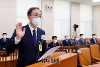 [포토] 선서하는 김필곤 중앙선거관리위원회 상임위원 후보자