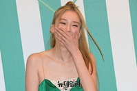 [포토] '프라다 트로피코' 아이린, 손바닥으로 가릴 수 없는 매력