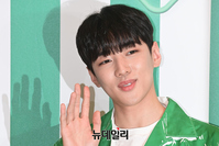 [포토] 수줍게 손 인사하는 재찬