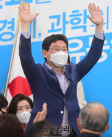 [포토] 안철수 선거사무소 개소식 참석한 이상일 용인시장 후보