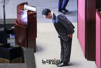 [포토] 의원들에게 인사하는 윤석열 대통령