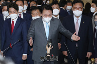 [포토] 국회서 기자들 만난 윤석열 대통령