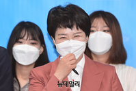 [포토] 취재진 질문 답하는 김은혜 경기지사 후보