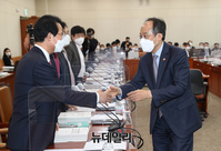 [포토] 의원들과 인사 나누는 추경호 경제부총리