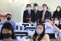 [포토] 투표지분류기 운영교육 점검하는 노태악 선관위원장