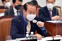 [포토] 의원들의 질문에 답하는 권영세 통일부 장관