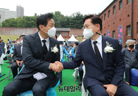 [포토] 5.18 서울기념식서 만난 오세훈·송영길 서울시장 후보