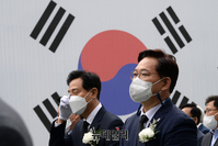 [포토] 5.18 서울기념식서 눈물 훔치는 오세훈 후보