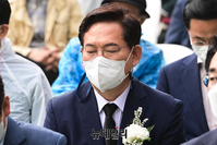 [포토] 눈 감은 송영길 후보, 5.18 서울기념식 참석