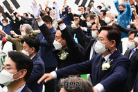 [포토] 만세삼창하는 오세훈·송영길 후보