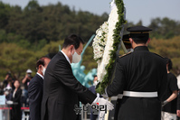 [포토] 5·18 민주묘지 참배하는 윤석열 대통령